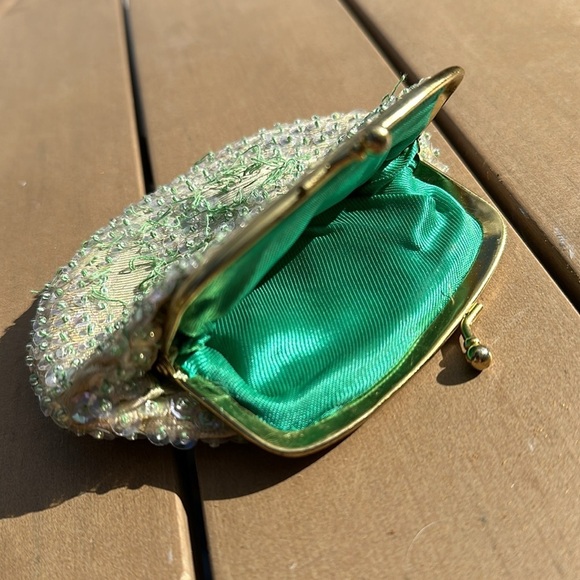 Vintage hand mint greet beaded gold kisslock change purse with green lining - Picture 5 of 8